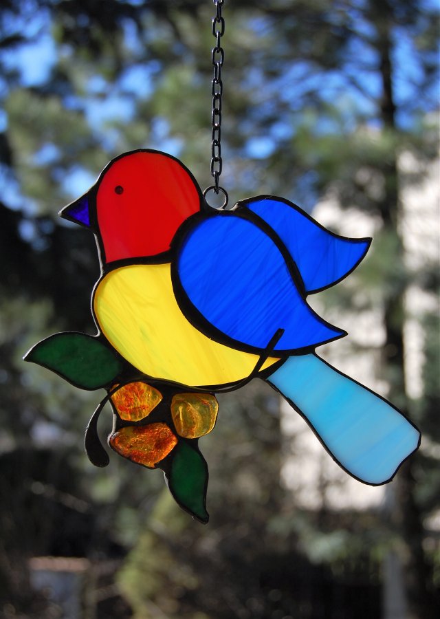 Ptak, niebiesko-żółty ptaszek, witraż Tiffany z bursztynem, bursztyn bałtycki