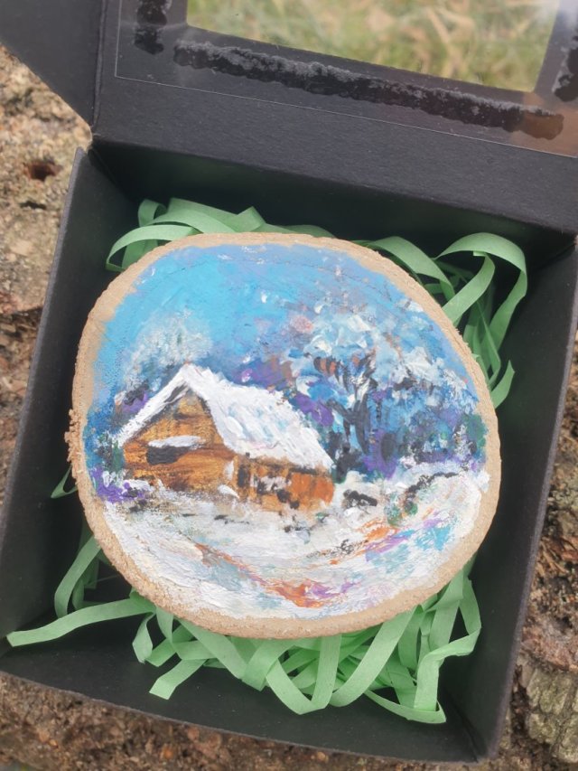 Obraz-magnes na lodówkę ręcznie malowany na drewnie Zima domek+ pudełko
