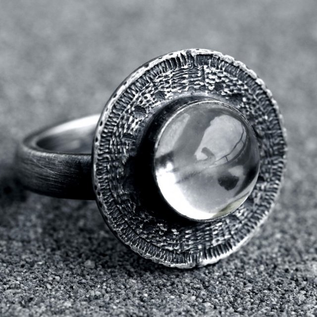 Srebrny pierścionek tribal z naturalnym kamieniem, kryształ górski