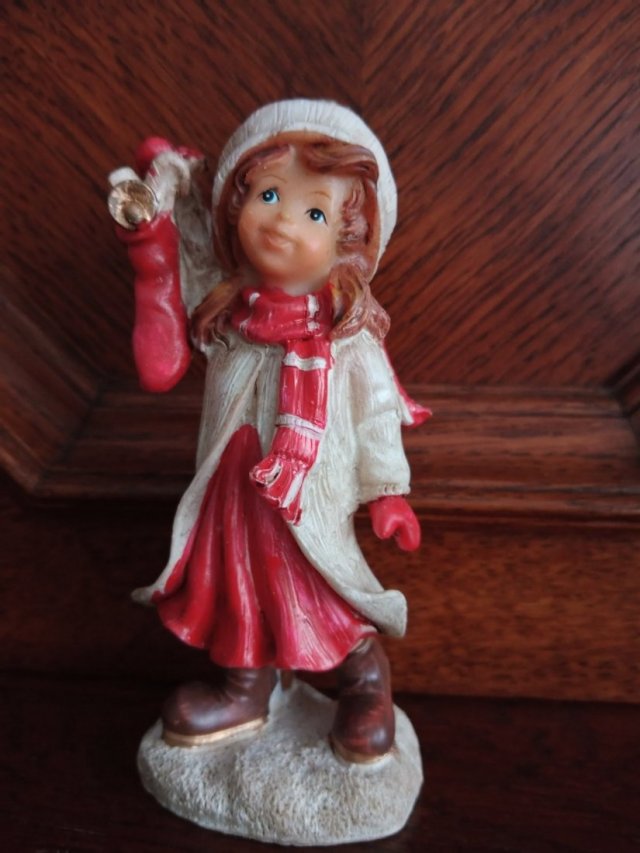 figurka dziewczynki ze skarpetą z prezentami