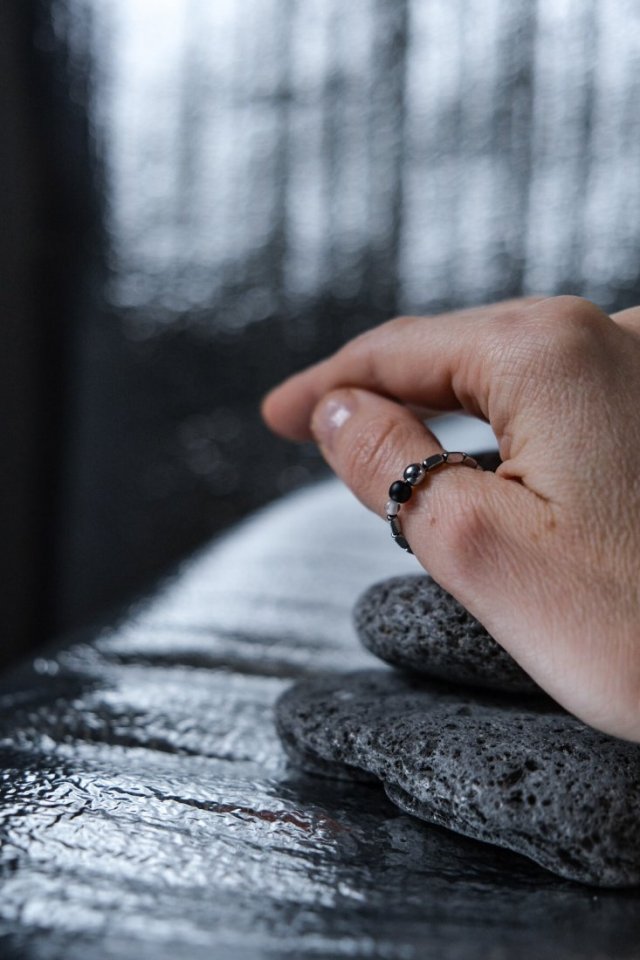 Elegancki pierścionek ze srebrnych kamieni