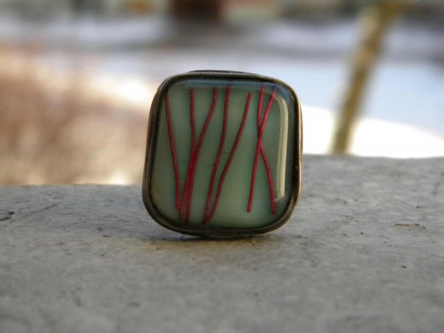 Pręty na jasnej zieleni  - pierścionek