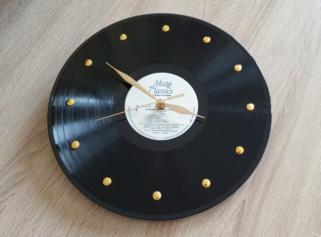 Unikatowy zegar płyta winylowa ze złotymi wskazówkami, prawdziwy winyl