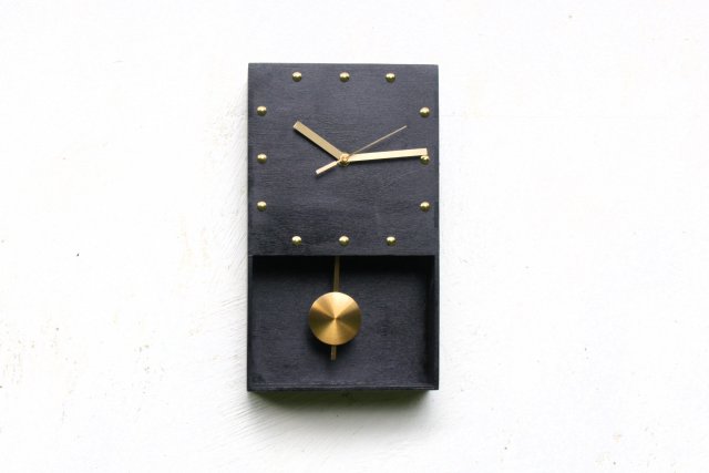 Czarny  zegar drewniany z wahadłem