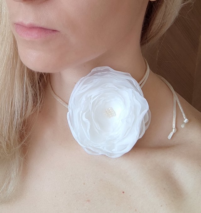 Naszyjnik choker z dużym białym kwiatkiem