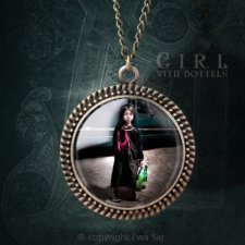 Dziewczynka z Butelkami, Romantyczny Medalion
