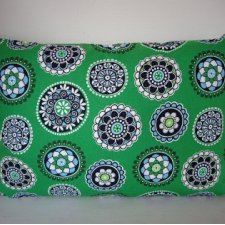 Zielona poduszka w kolorowe kółka