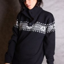 Duży ciemny sweter