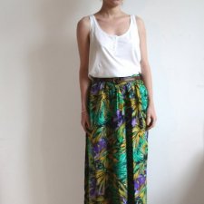 spódnico-spodnie w fioletowo-zielone wzory
