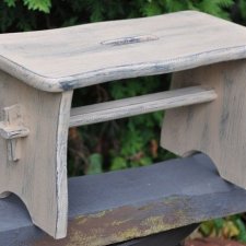 Drewniany mały stołek -  taboret - shabby retro