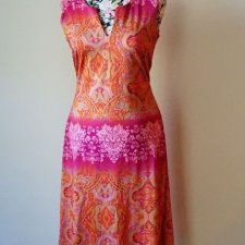 Letnia sukienka z kolorowej dzianiny w orientalne wzory