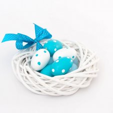Drewniane jajka w gniazdku