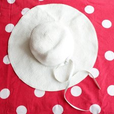 Biały kapelusz z dużym rondem