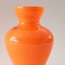 Pomarańczowy wazon ze szkła