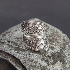 srebrny pierścionek w orientalnym stylu