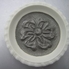 spode velamour england niespotykany niewielki porcelanowy talerzyk spodeczek  z metalową dekoracją przestrzenną