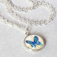motylek błękitek oryginalny delikatny wisiorek medalik na łańcuszku z motylem w szkle