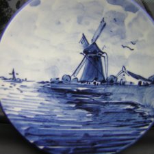 Delft handpainted Holland niewielki porcelanowy talerzyk z dziurką do powieszenia użytkowy i ozdobny