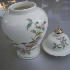 YAMAJI JAPAN Porcelanowy Pojemnik z przykrywką ciekawie zdobiony