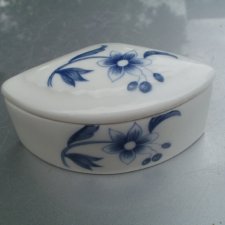 porcelaine de Paris France décor Vieux China niewielkie porcelanowe puzderko o oryginalnym kształcie
