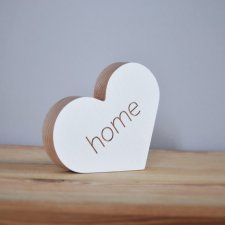 Drewniane serce z napisem "home"