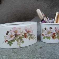 unikatowy zestaw  portmeirion z oryginalnym niespotykanym zdobieniem różanym łazienkowy pojemnik na szczotki i pasty do zębów i pojemnik osłonka