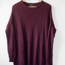 bordowy sweter o nietypowym fasonie