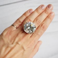 Srebrny pierścień z ogromną cyrkonią