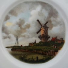 O Holender!!! Typową stylistyką holenderską zdobiony użytkowy I dekoracyjny talerzyk porcelanowy