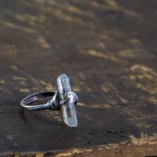 Raw  - pierścionek z kryształem górskim
