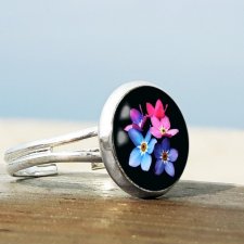 mały pierścionek z kwiatuszkami w szkle
