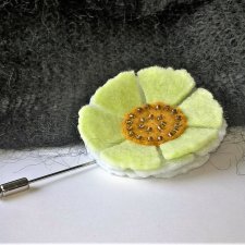 Kwiat na szpilce - broszka z filcu