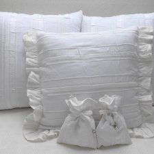 Biała poduszka dekoracyjna z falbanami 125pd
