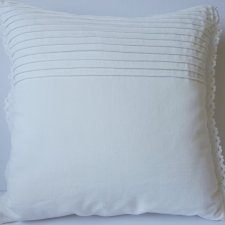 Piękna biała poduszka dekoracyjna ze szczypankami 235pd