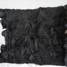 Czarna elegancka poduszka dekoracyjna 12pd