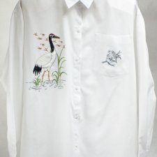 biała koszula z haftem