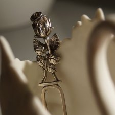 antyczny srebrny widelczyk z różą