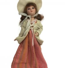 Porcelanowa laleczka w lnianej sukni lalka mini