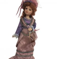 Porcelanowa laleczka liliowa dama z torebeczką lalka mini