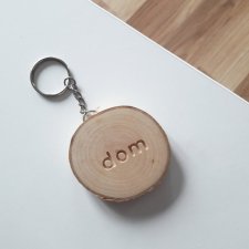 Drewniany breloczek do kluczy z napisem "dom"