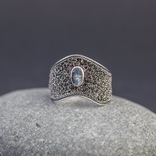 srebrny pierścionek z błękitnym topazem