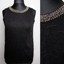 NEXT czarna bluzka tłoczona w ornamenty, przy dekolcie kolia z koralików 38 M Hv61