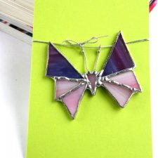 Kartka na życzenia z małym motylem fioletowo-różowym