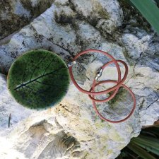Naszyjnik ceramiczny ZIELONY LIŚĆ - wisiorek inspirowany naturą. Zielony naszyjnik dla miłośników naturalnej biżuterii. Biżuteria autorska GAIA