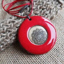 Soczyście czerwony naszyjnik ceramiczny - wisior ceramiczny na długim rzemieniu - okrągły wisiorek ⌀ 6 cm - biżuteria autorska GAIA