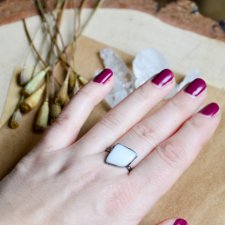 Biały- pierścionek ze szkłem