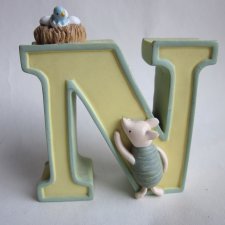 Disney CLASSIC Pooh letter "N" dekoracja klasyczny Kubuś Puchatek seria alfabet zawieszka ścienna dekoracja