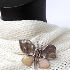 Broszka i wisior (2 w 1): Motyl z tęczową muszlą