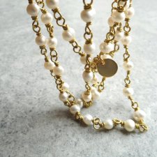 perłowy naszyjnik w złocie