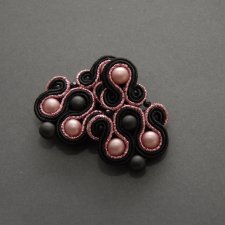 czarno-różowe kolczyki sutasz